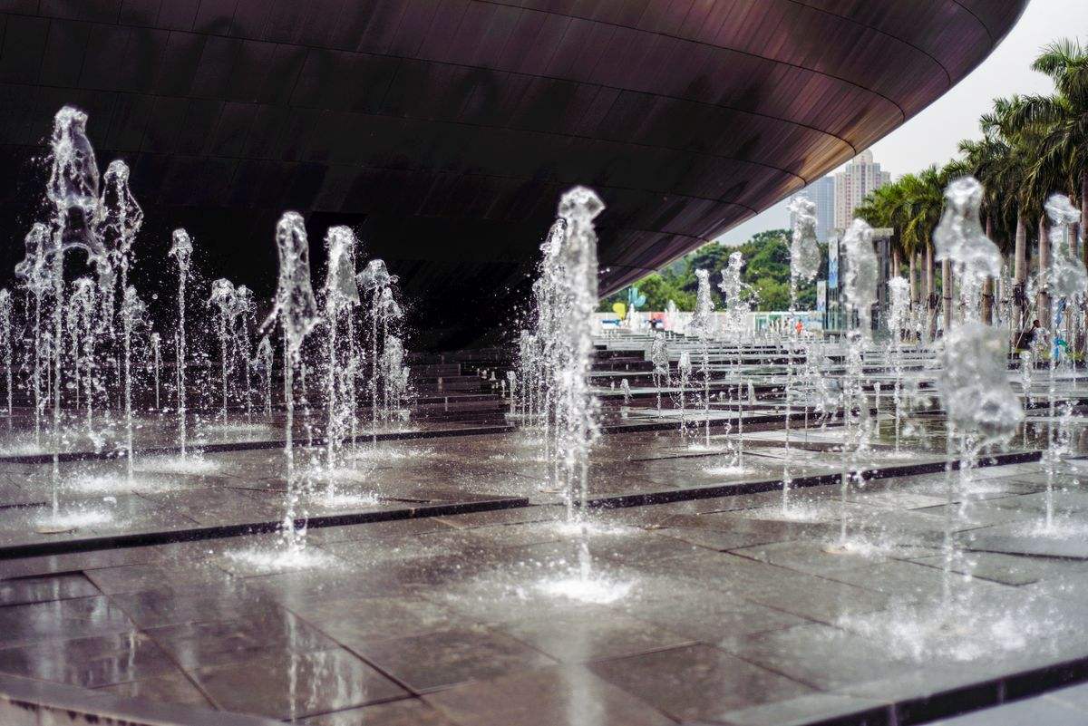 Dry floor ground water fountain design for park